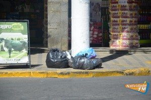 Algumas sacolas de lixo começa a se acumular pelas ruas da cidade